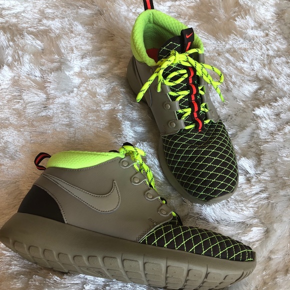 nike roshe sneakerboot women's